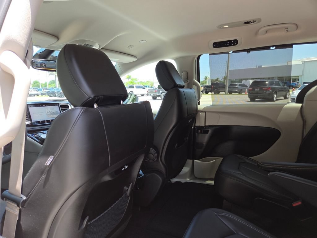 Used 2023 Chrysler Pacifica Touring-L AWD/4WD image 26