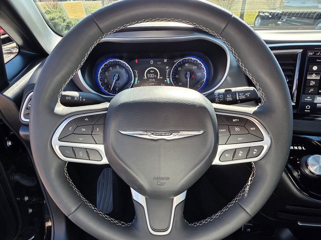 Used 2025 Chrysler Pacifica Select image 15