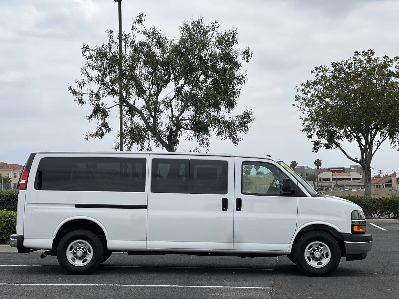 Used 2018 Chevrolet Express 3500 LT w/ LT Preferred Equipment Group RWD image 5