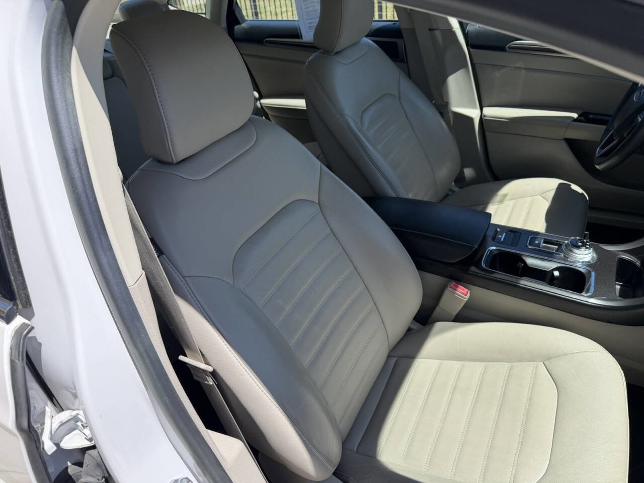 Used 2018 Ford Fusion SE w/ Fusion SE Technology Package FWD image 19