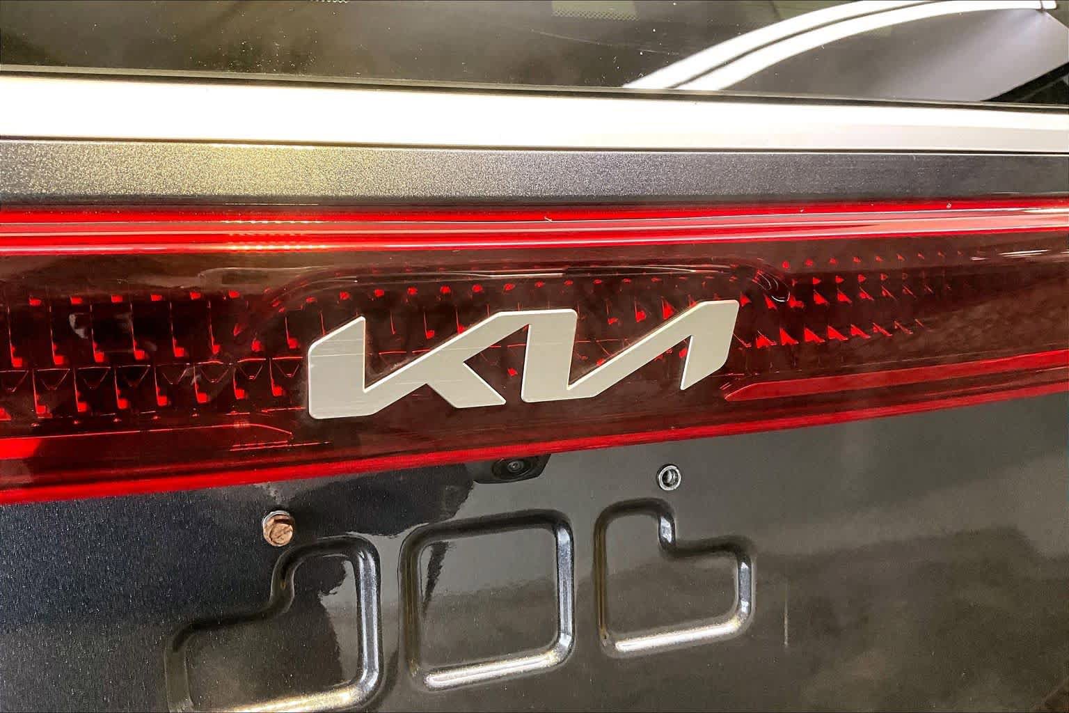 Used 2023 Kia Carnival LX FWD image 33