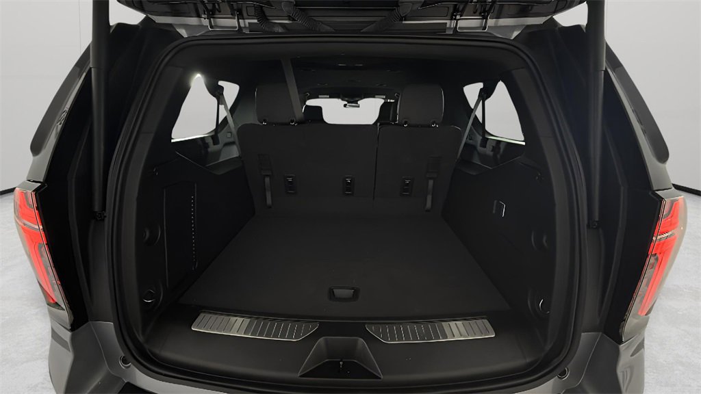 Used 2025 Chevrolet Suburban Z71 image 32