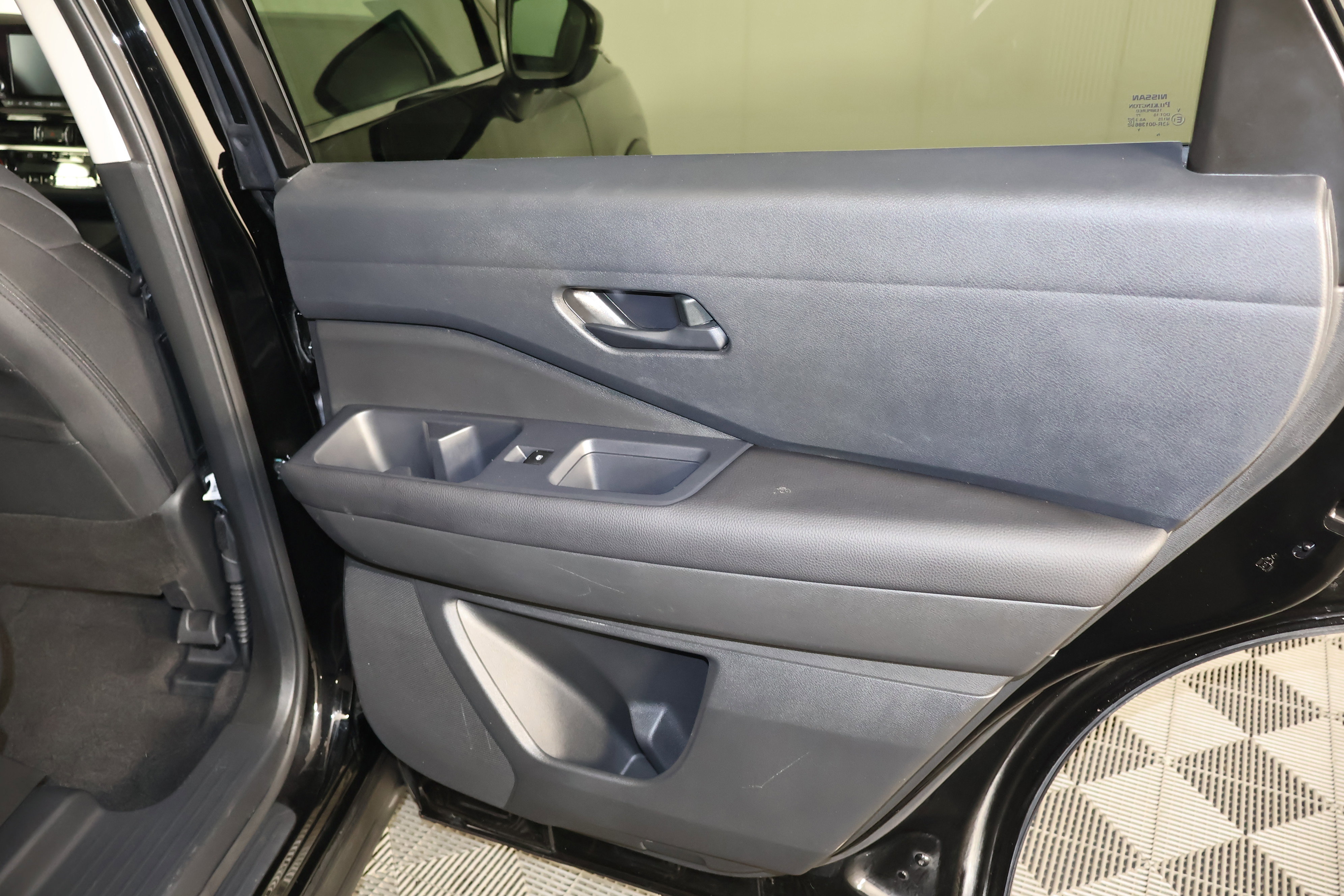 Used 2025 Nissan Pathfinder SV image 44