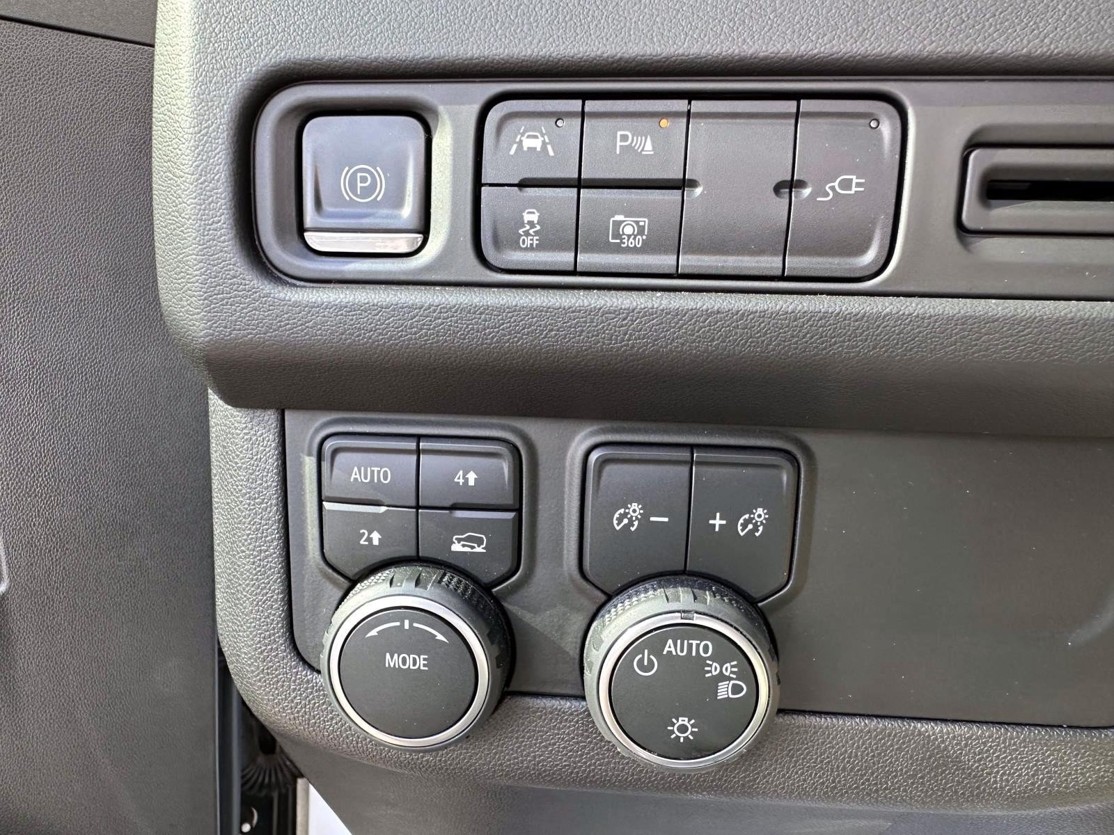 Used 2022 Chevrolet Suburban LT w/ LT Signature Plus Package AWD/4WD image 18