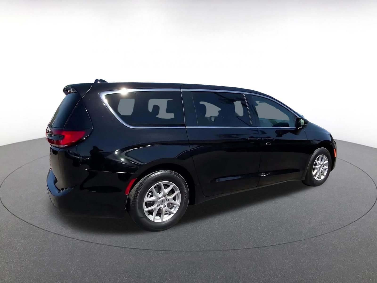 Used 2025 Chrysler Pacifica Select image 15