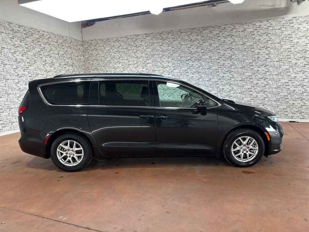 Used 2022 Chrysler Pacifica Touring-L image 8