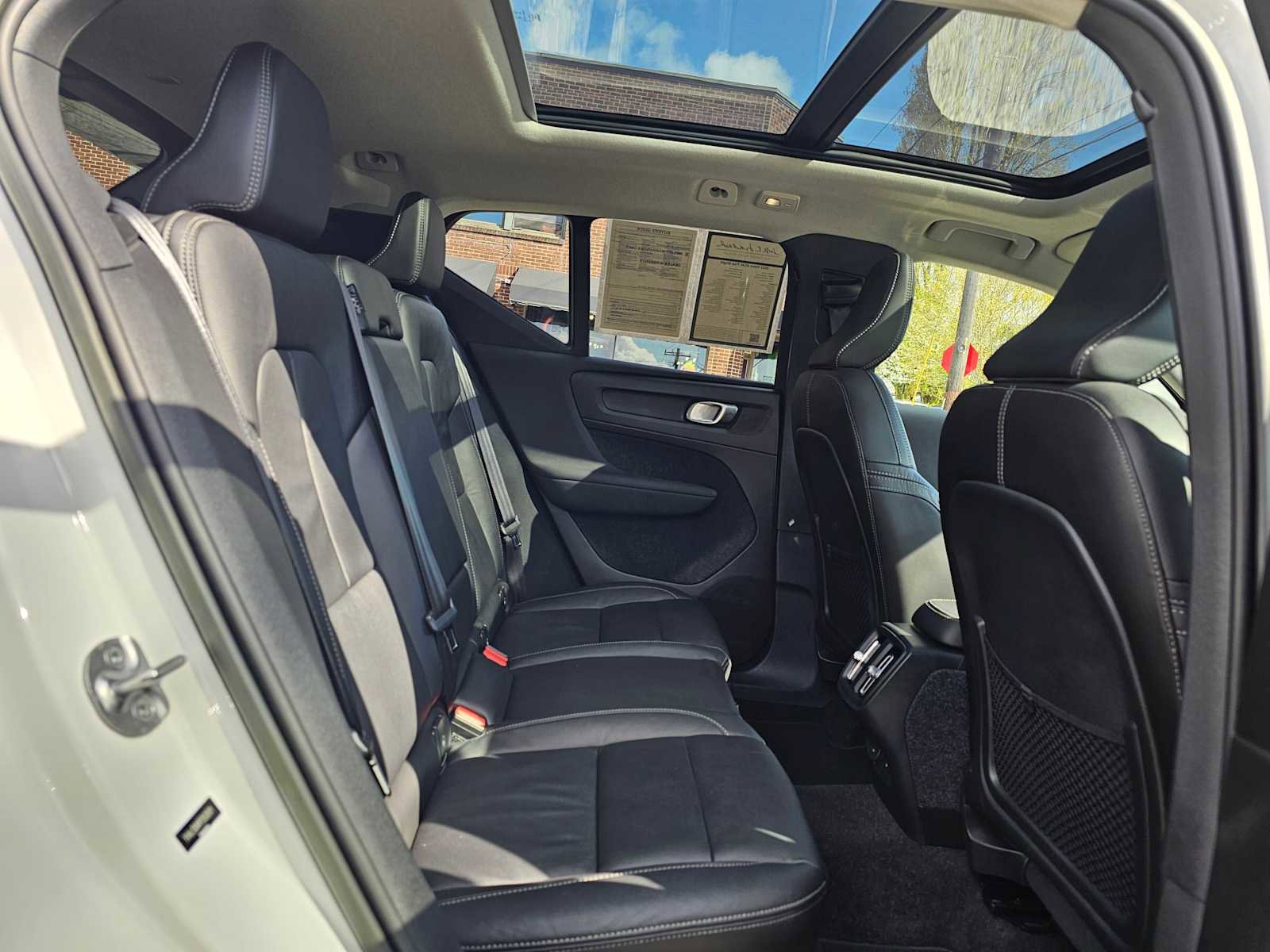 Certified 2023 Volvo XC40 B5 Plus w/ Driver Assist Package AWD/4WD image 14