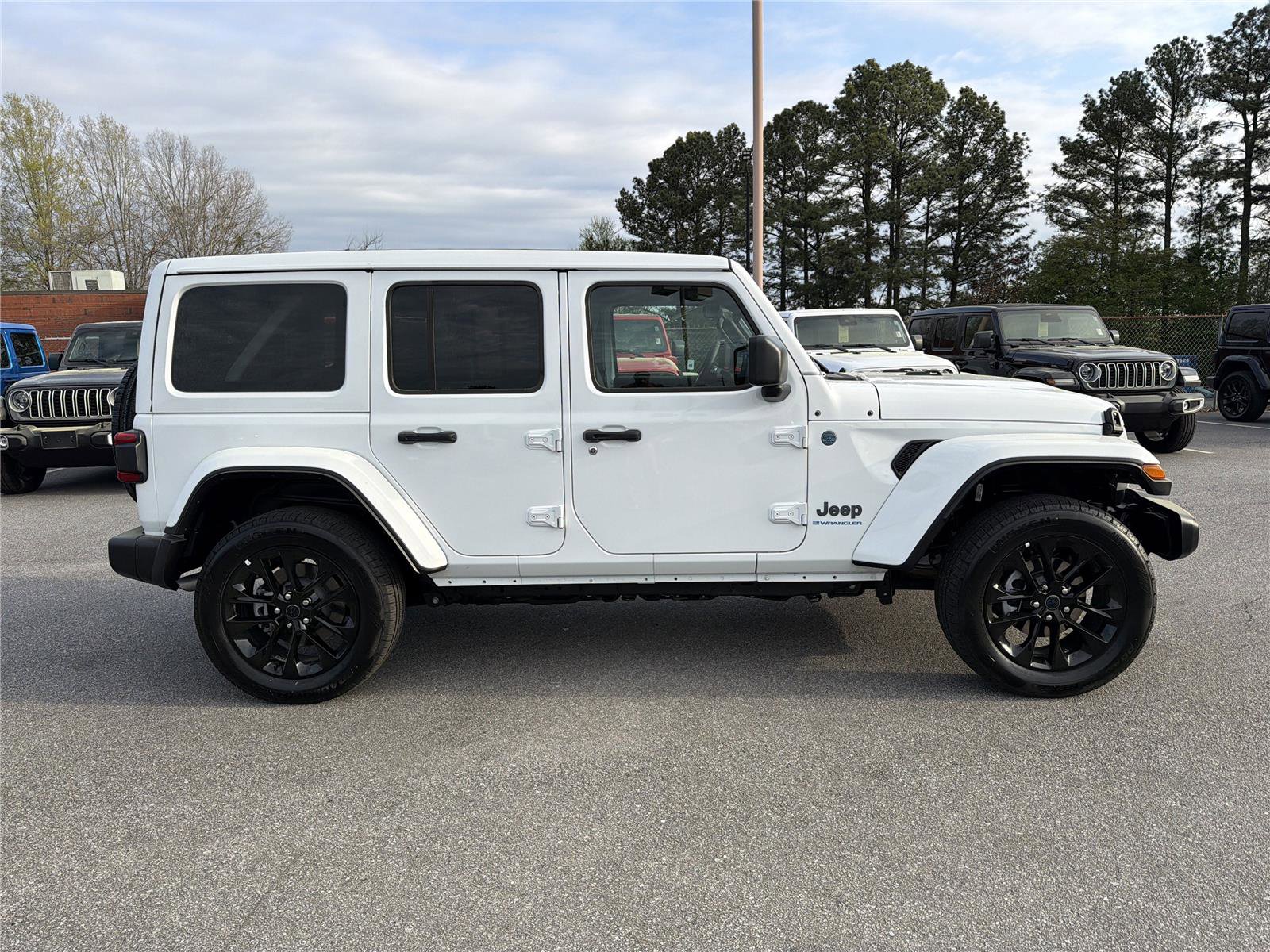 Used 2025 Jeep Wrangler Sahara w/ Safety Group image 4