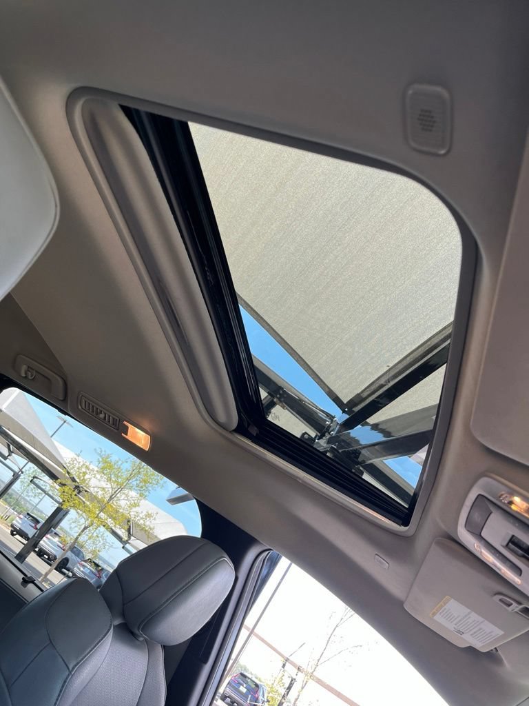 Used 2025 Toyota Sienna XLE FWD image 31