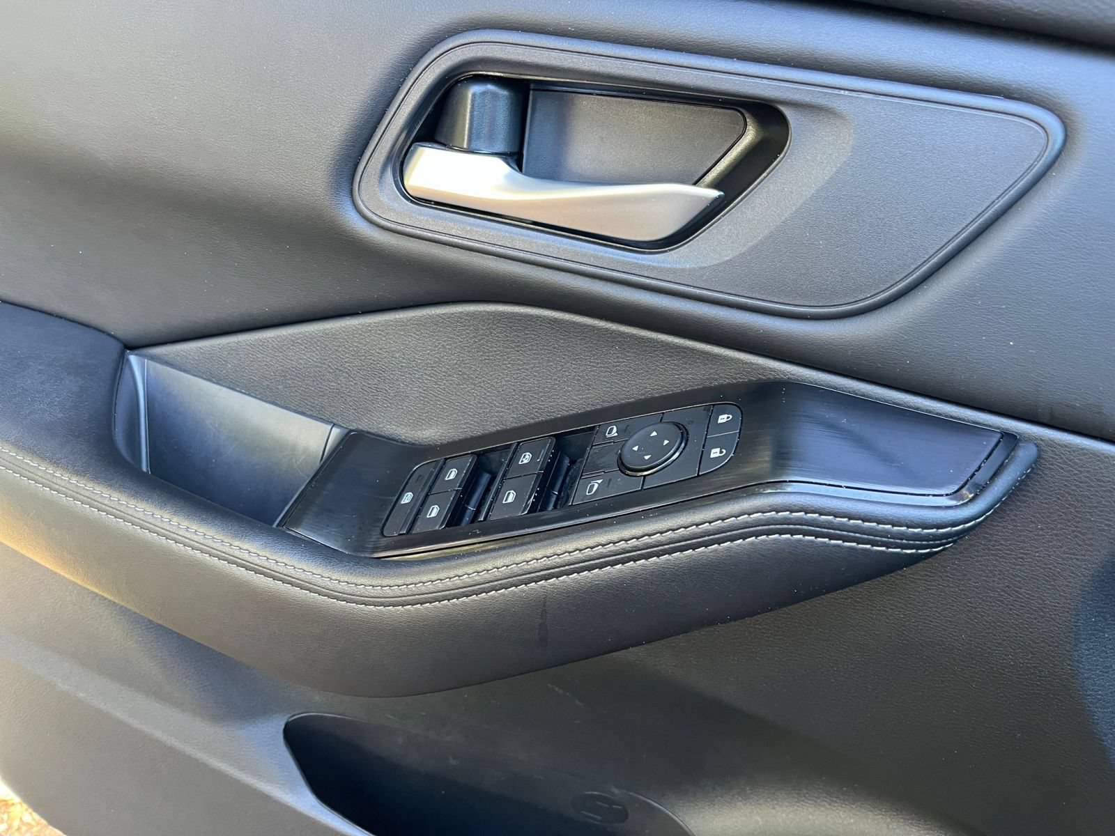 Used 2025 Nissan Rogue SV AWD/4WD image 18