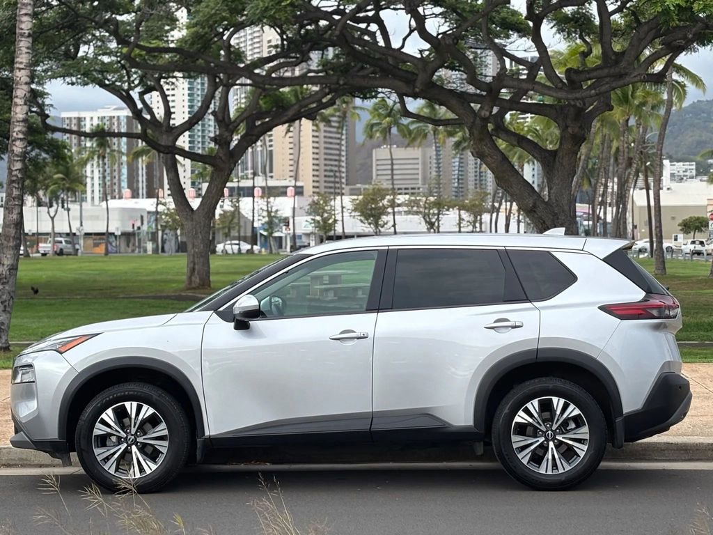 Used 2022 Nissan Rogue SV image 2