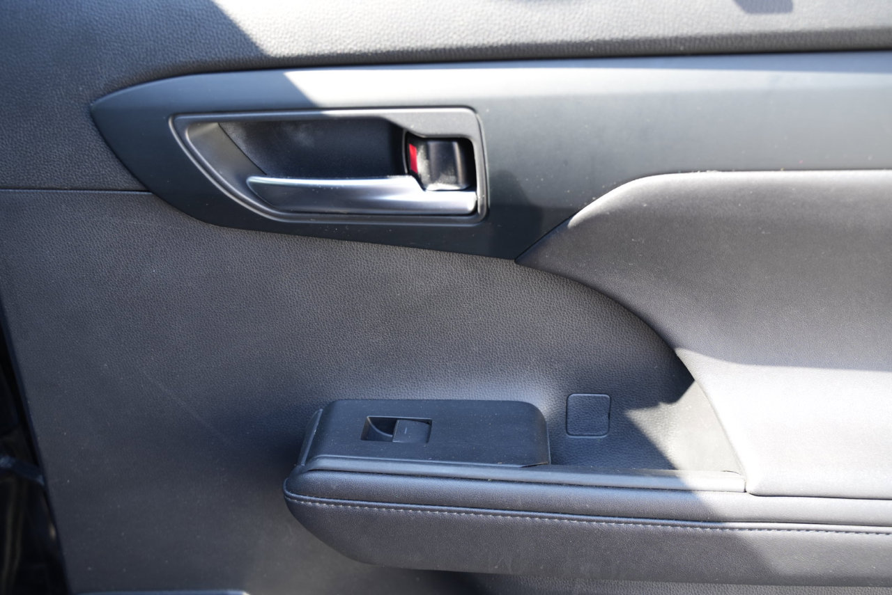 Used 2020 Toyota Highlander XLE image 25