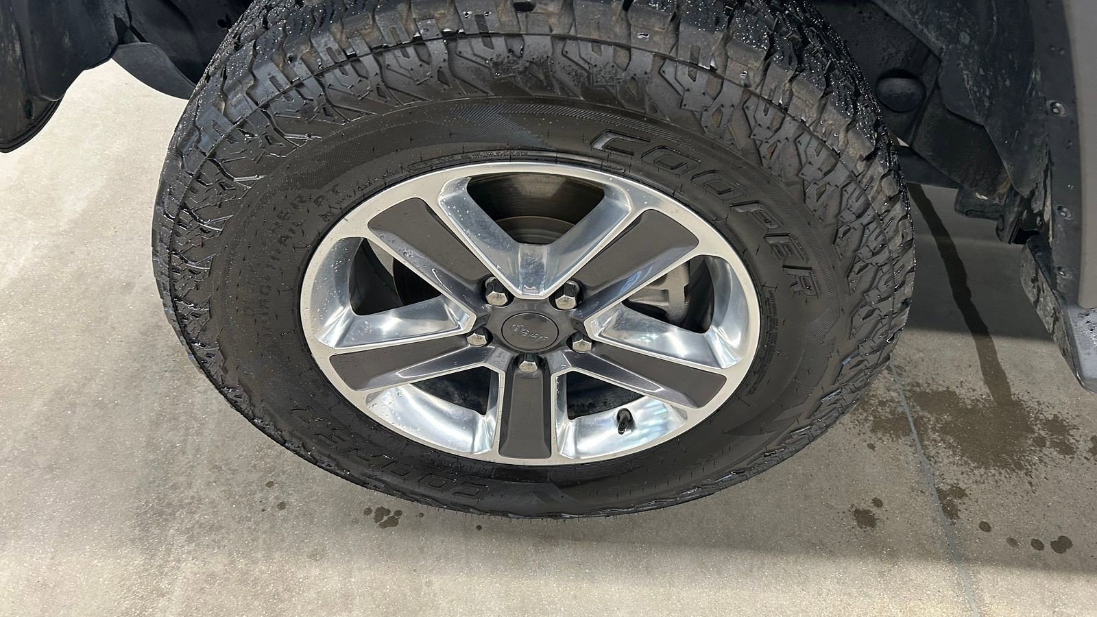 Used 2018 Jeep Wrangler Unlimited Sahara AWD/4WD image 9