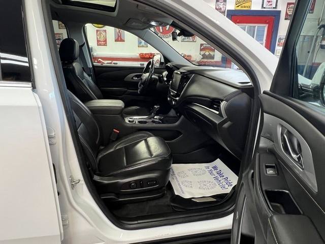 Used 2019 Chevrolet Traverse LT w/ LT Premium Package AWD/4WD image 9