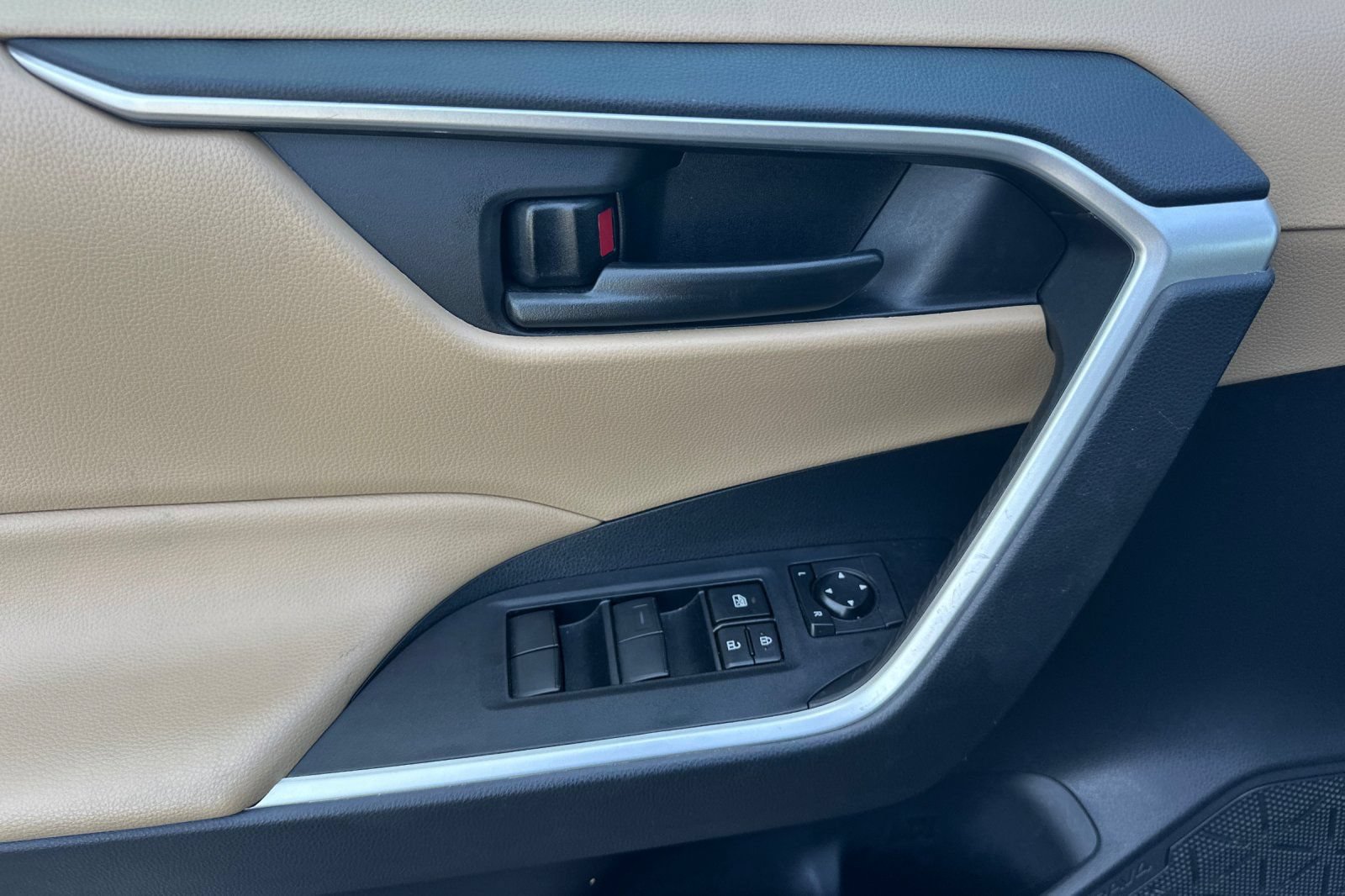 Certified 2022 Toyota RAV4 LE AWD/4WD image 12