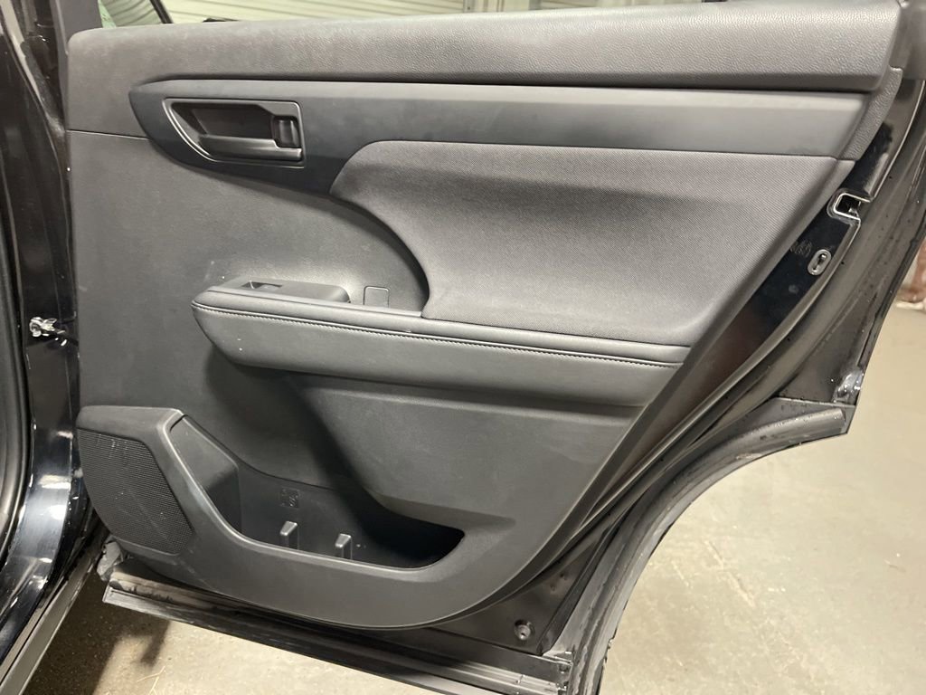 Used 2024 Toyota Highlander XLE image 12