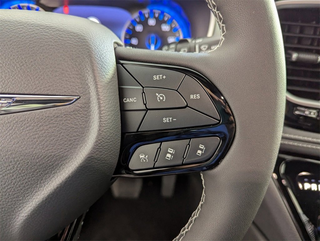 New 2026 Chrysler Pacifica Limited w/ Uconnect Theater Family Group image 22