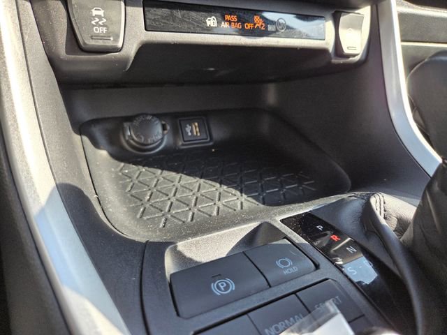 Used 2025 Toyota RAV4 XLE AWD/4WD image 17