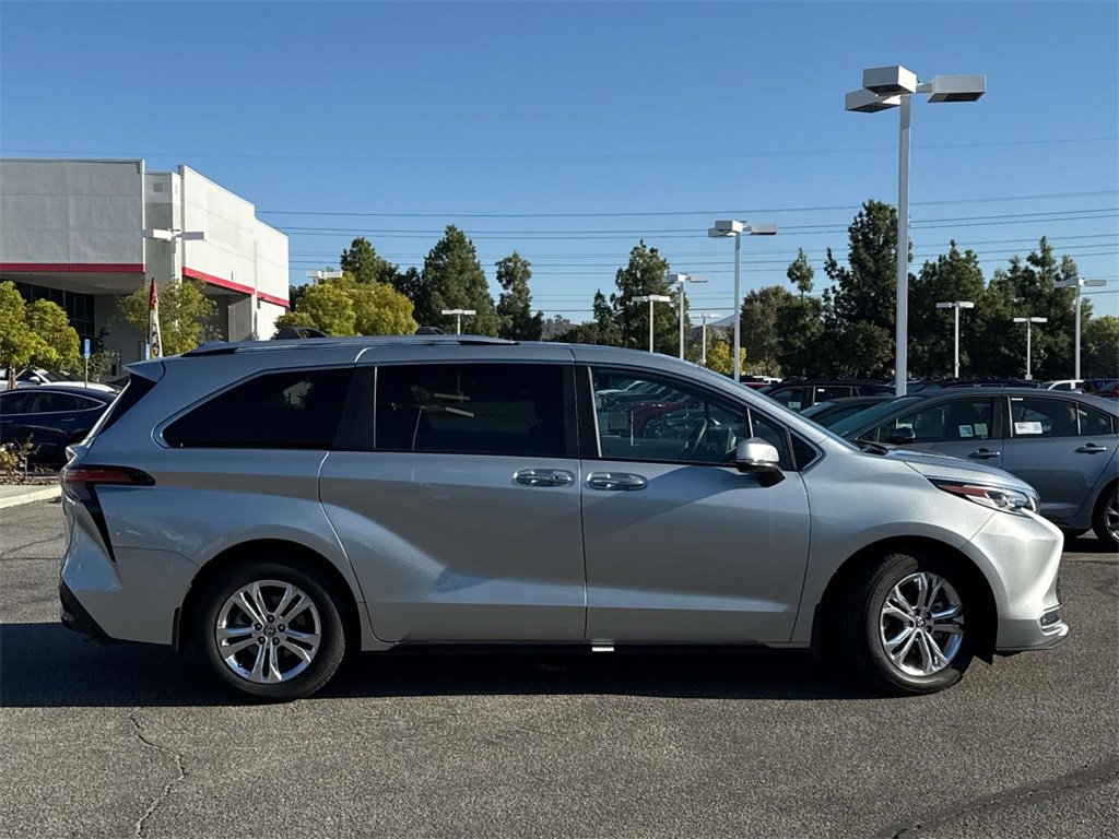 Certified 2023 Toyota Sienna Platinum image 3