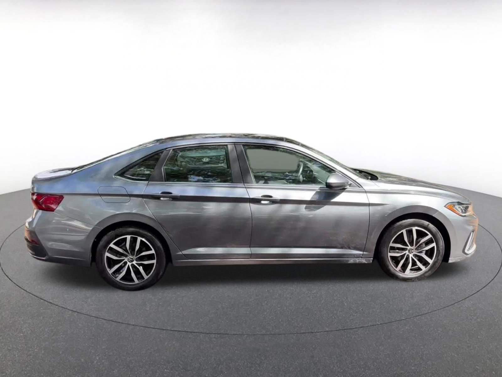 Used 2025 Volkswagen Jetta SE image 16