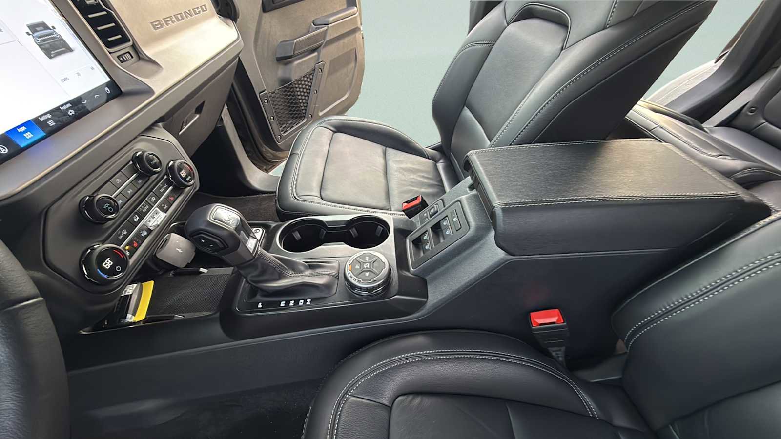 Used 2025 Ford Bronco Outer Banks image 27