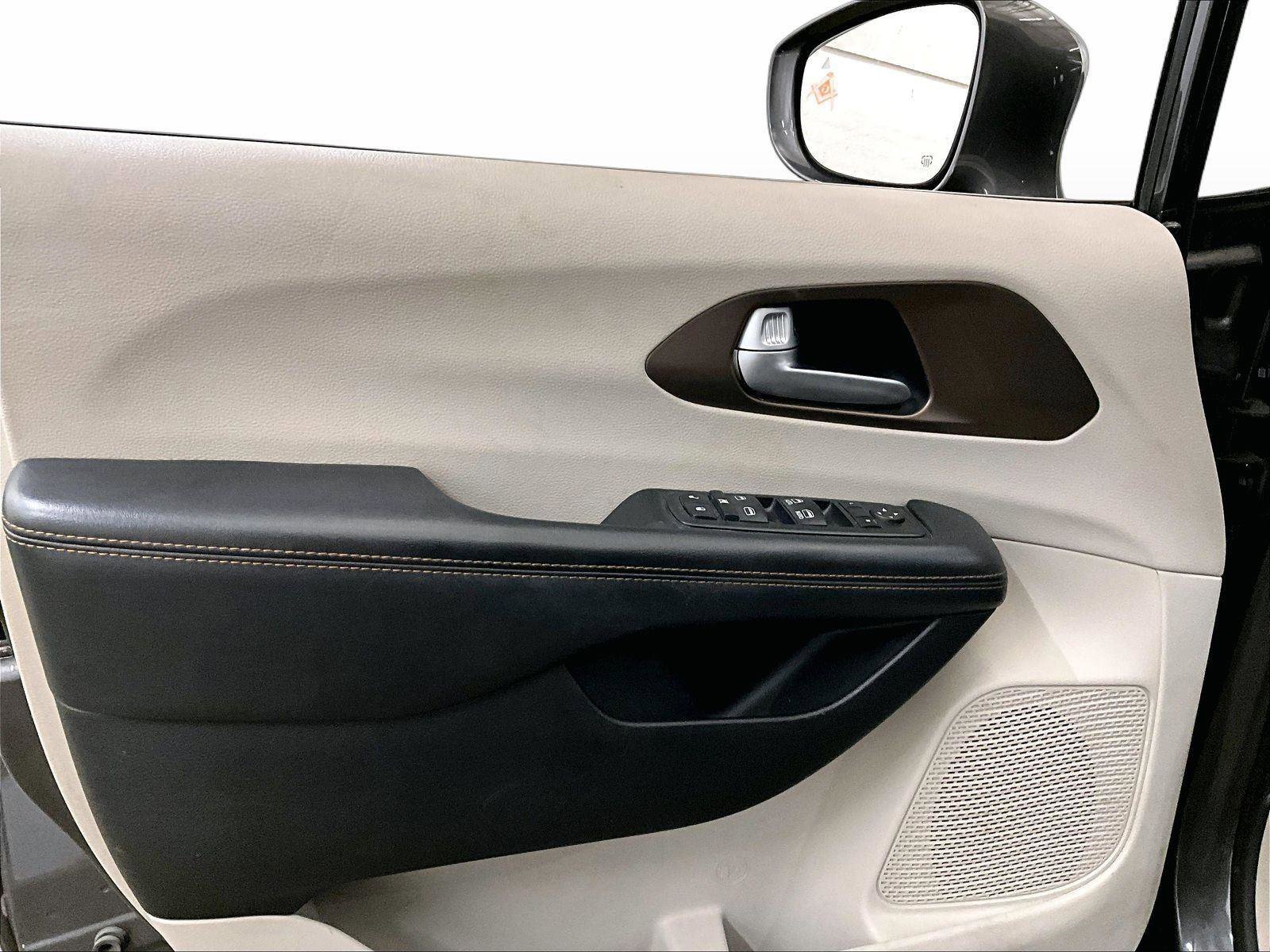 Used 2017 Chrysler Pacifica Touring-L w/ 13 Speaker Alpine Sound Group image 22