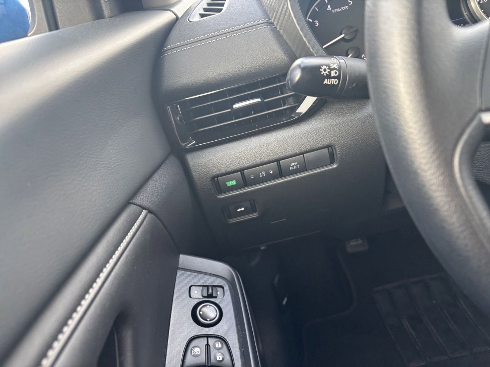 Used 2025 Nissan Sentra SV image 32