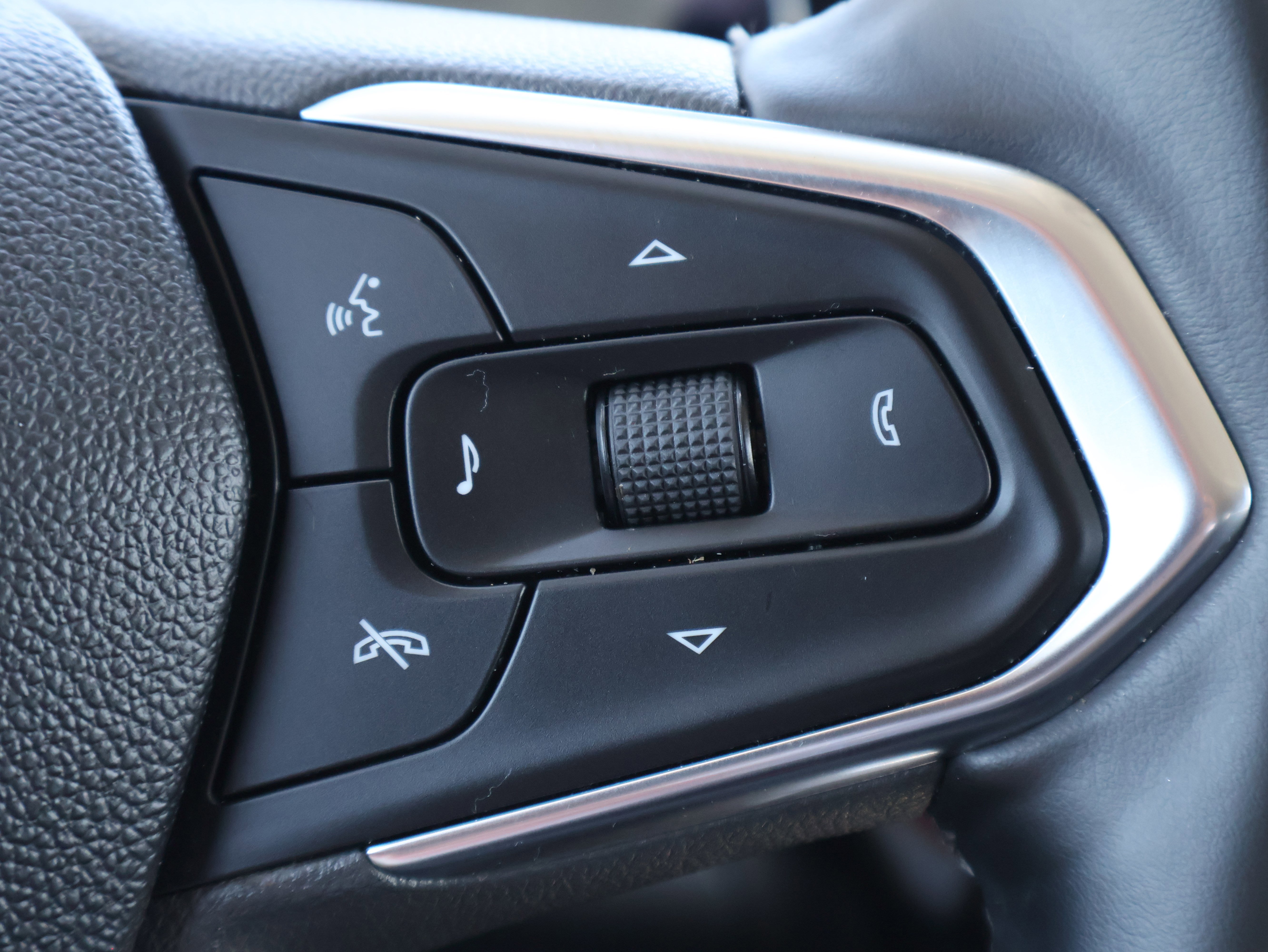 Used 2025 Chevrolet Trax LT w/ LT Convenience Package FWD image 32