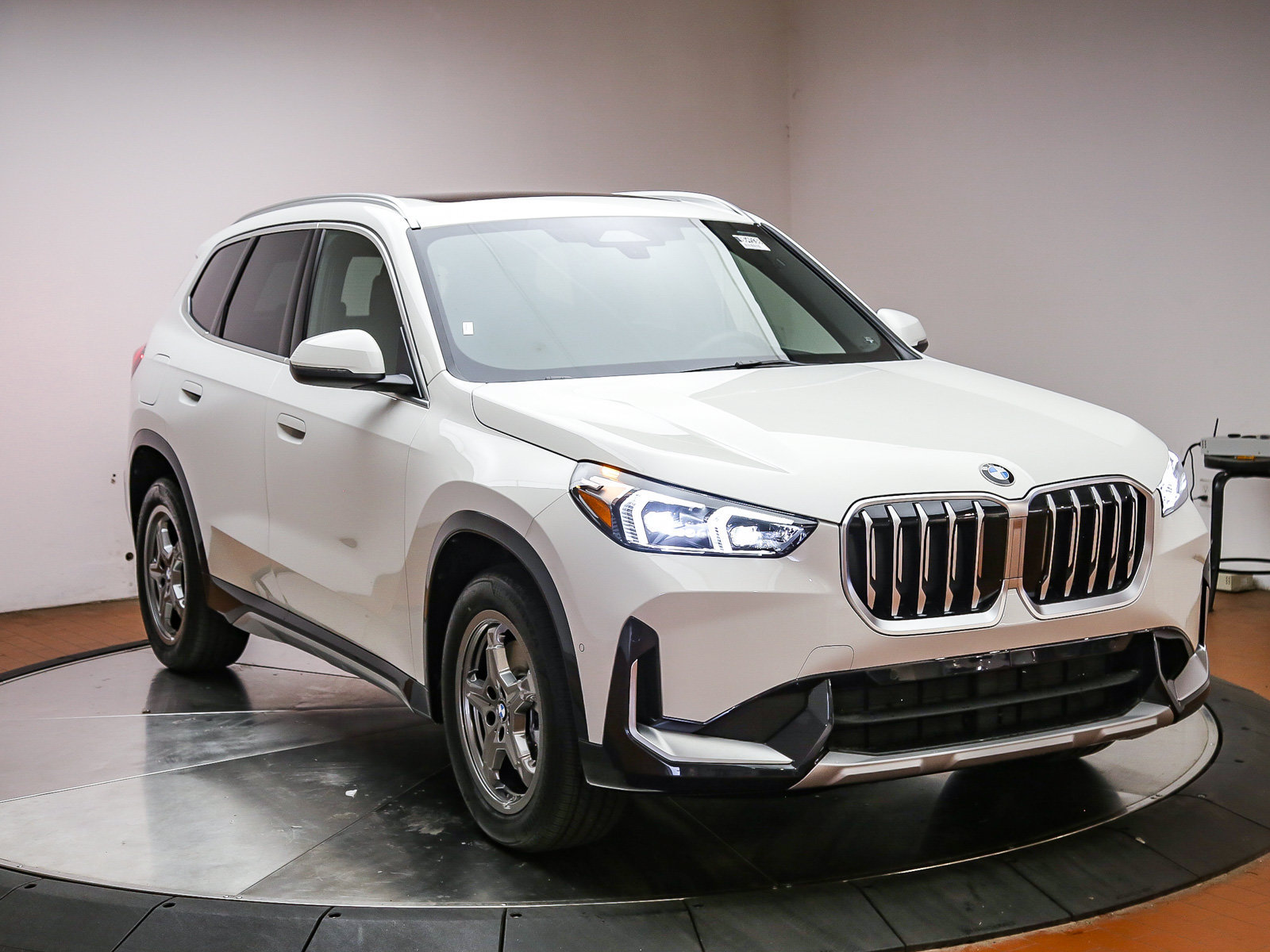 New 2027 BMW X1 xDrive28i AWD/4WD image 3