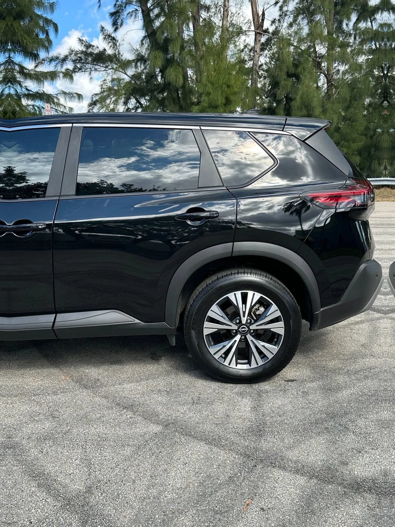 Used 2023 Nissan Rogue SV AWD/4WD image 19