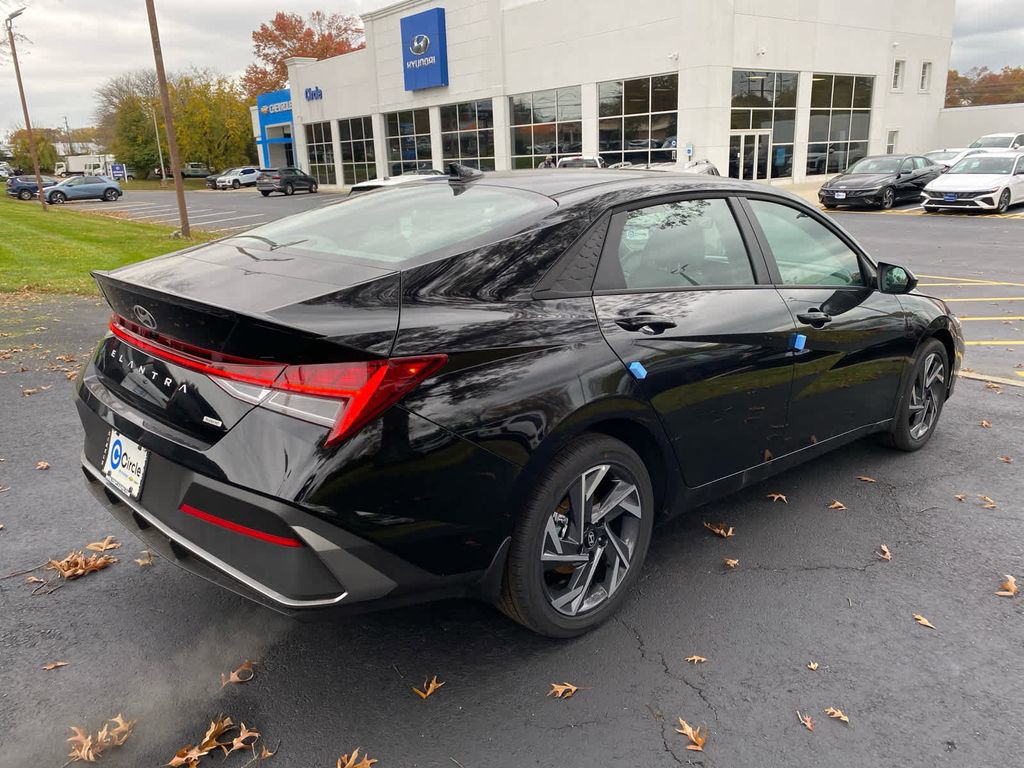 New 2025 Hyundai Elantra SEL image 4