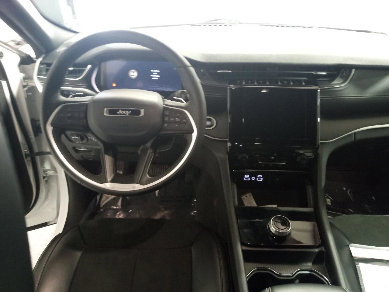 Used 2024 Jeep Grand Cherokee Altitude AWD/4WD image 10