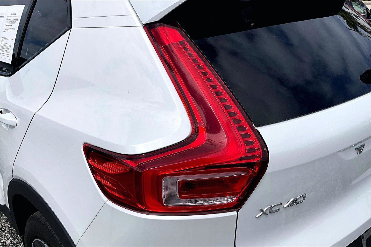 Used 2024 Volvo XC40 B5 Plus image 23