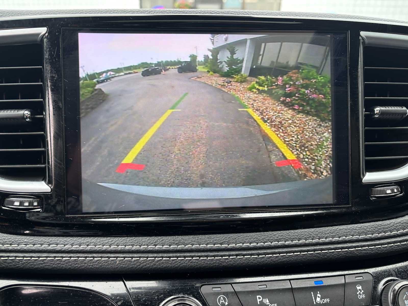 Used 2025 Chrysler Pacifica Limited FWD image 33