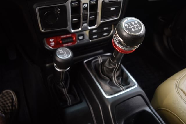 Used 2018 Jeep Wrangler Unlimited Rubicon w/ LED Lighting Group AWD/4WD image 12
