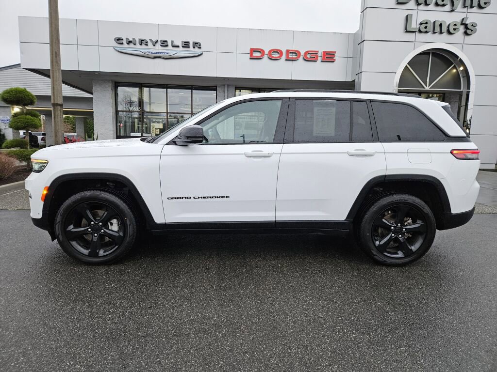 Used 2023 Jeep Grand Cherokee Limited w/ Luxury Tech Group II image 2