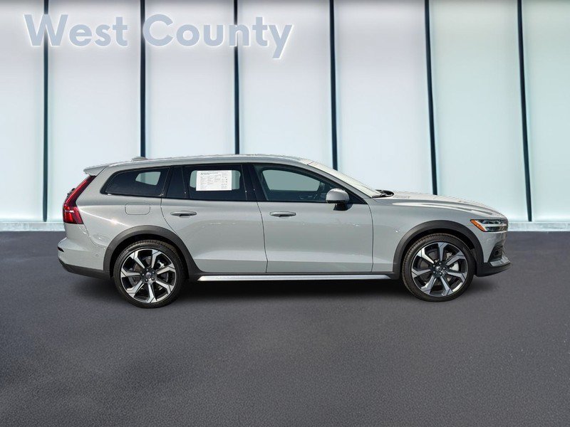 Certified 2025 Volvo V60 B5 Cross Country Ultra AWD/4WD image 2