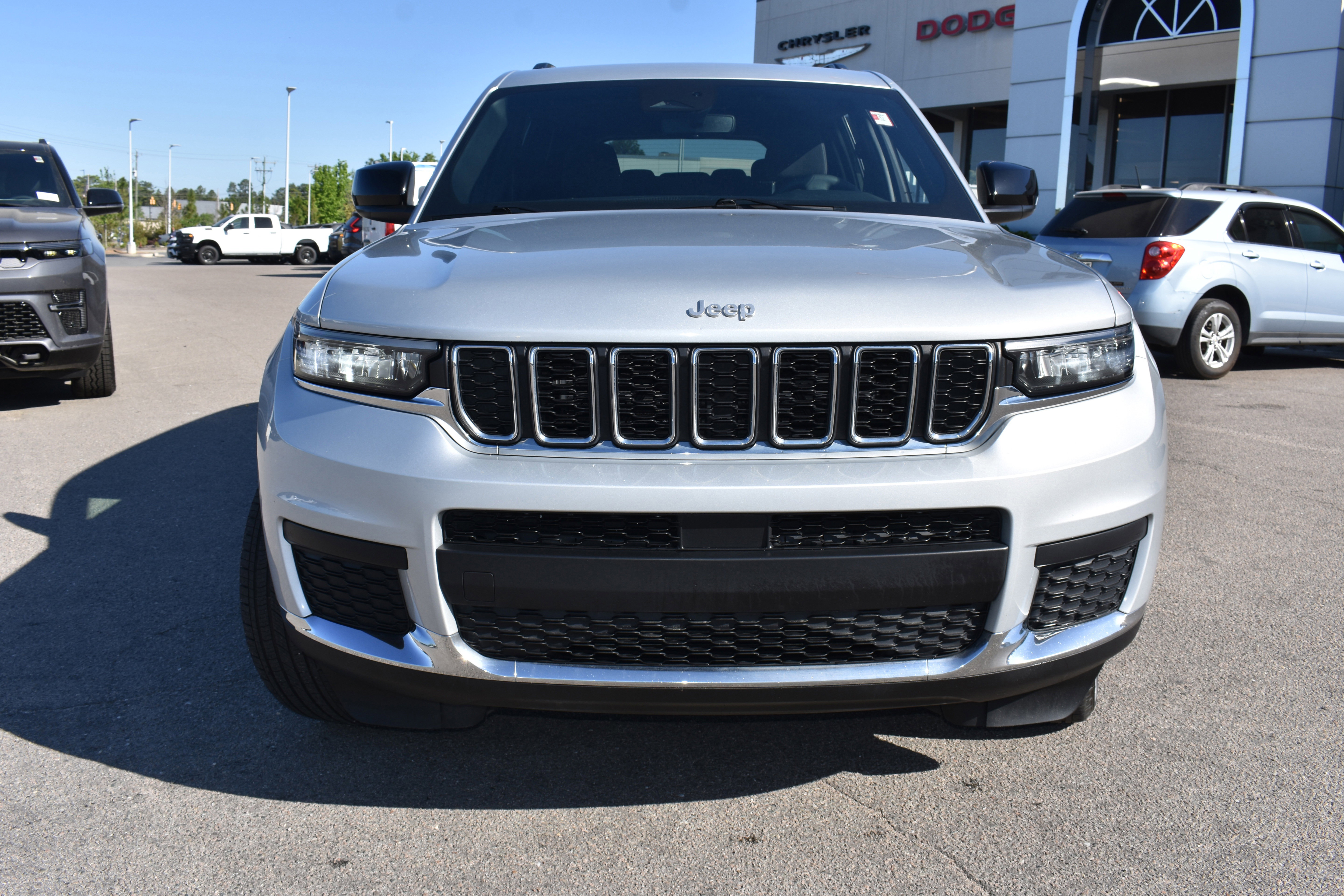 Used 2024 Jeep Grand Cherokee L Laredo w/ Luxury Tech Group I AWD/4WD image 4