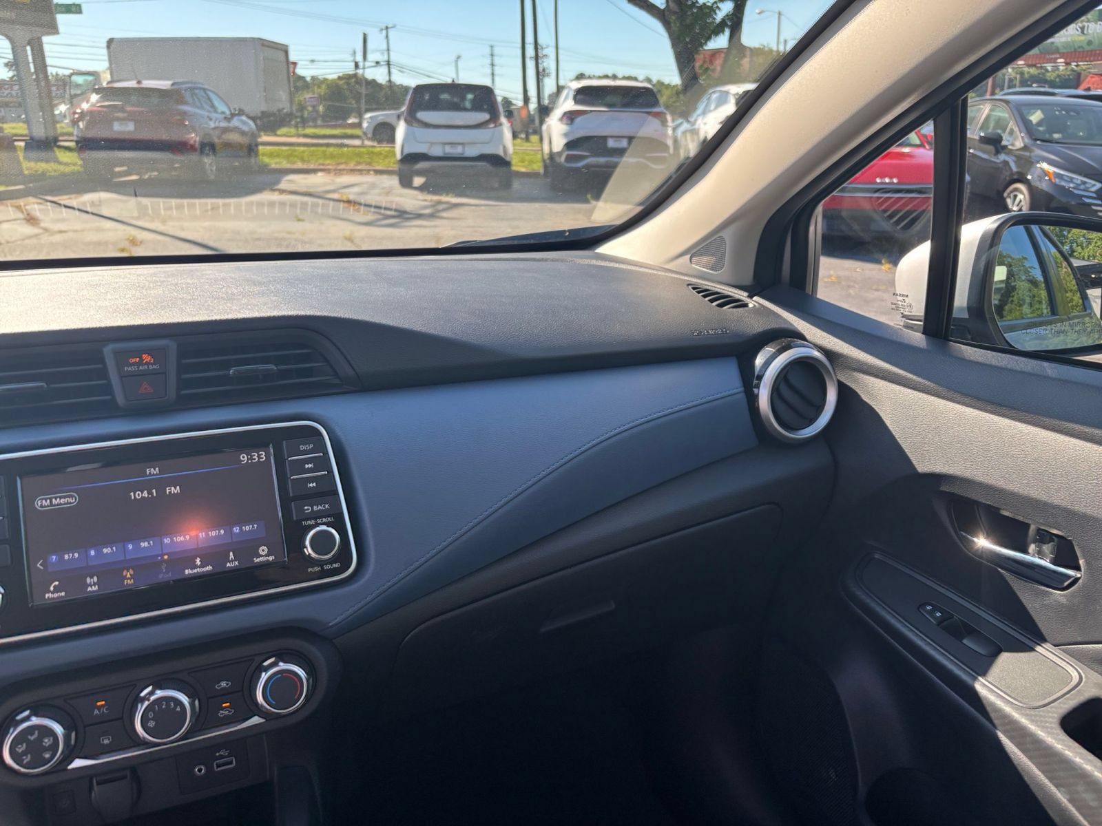 Used 2025 Nissan Versa SV FWD image 30