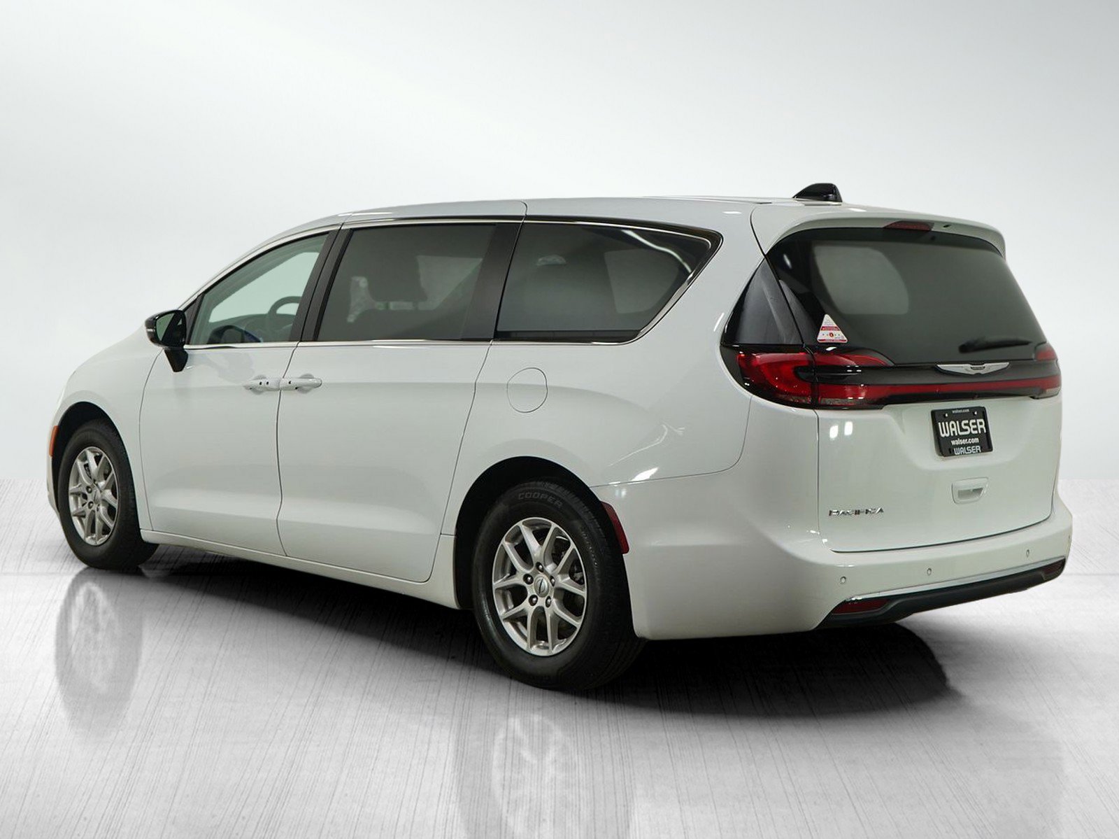 Used 2024 Chrysler Pacifica Touring-L image 4