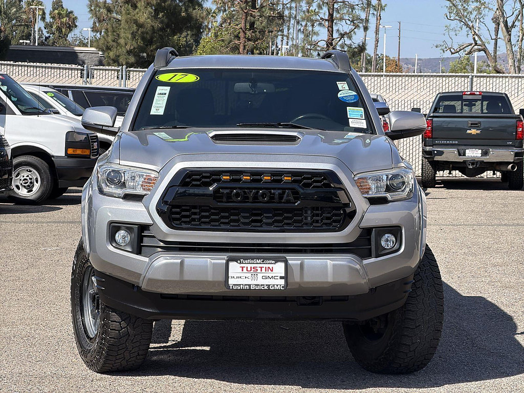 Used 2017 Toyota Tacoma TRD Sport AWD/4WD image 2