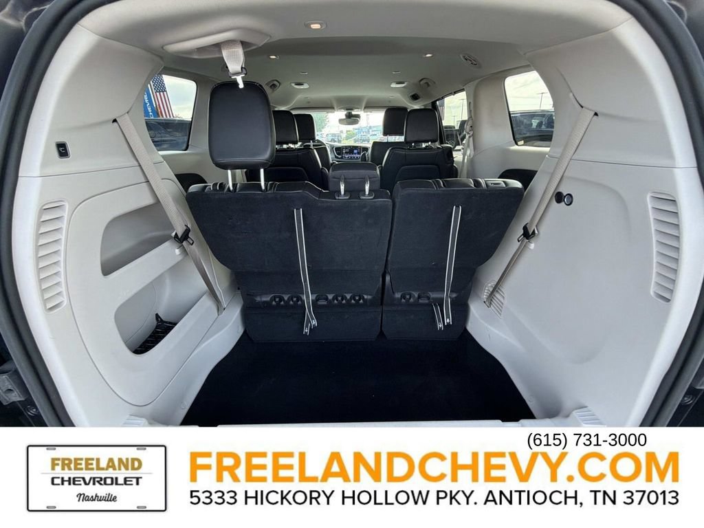 Used 2023 Chrysler Pacifica Touring-L FWD image 14