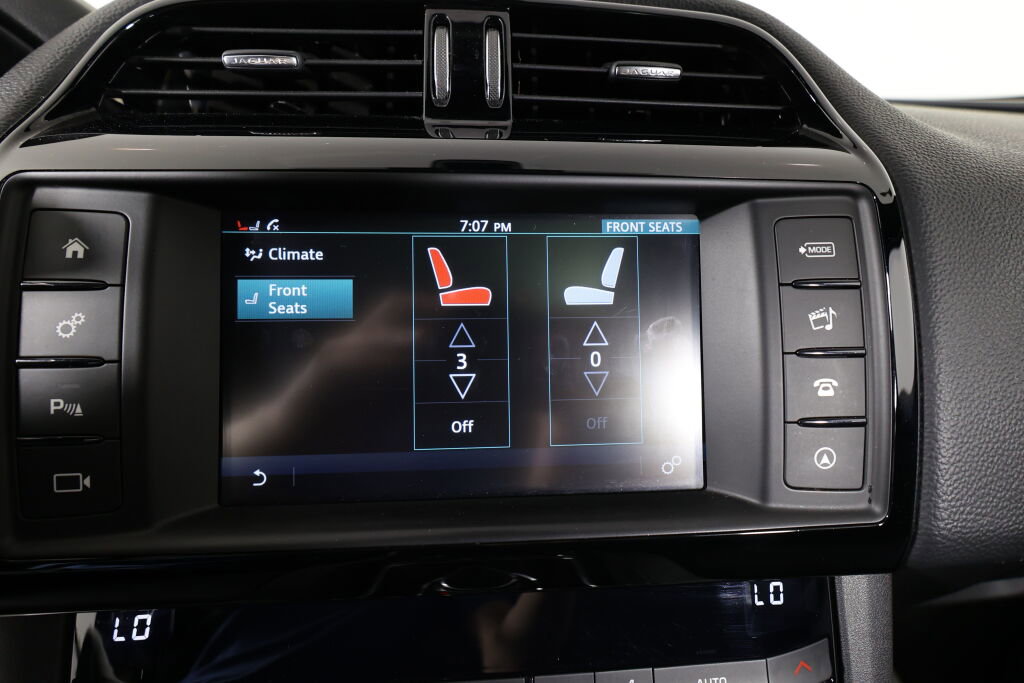 Used 2017 Jaguar F-PACE Premium image 38