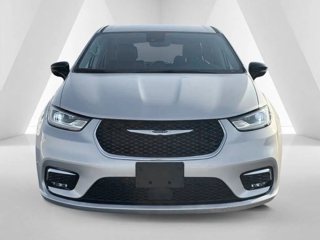 Used 2024 Chrysler Pacifica Touring-L image 2