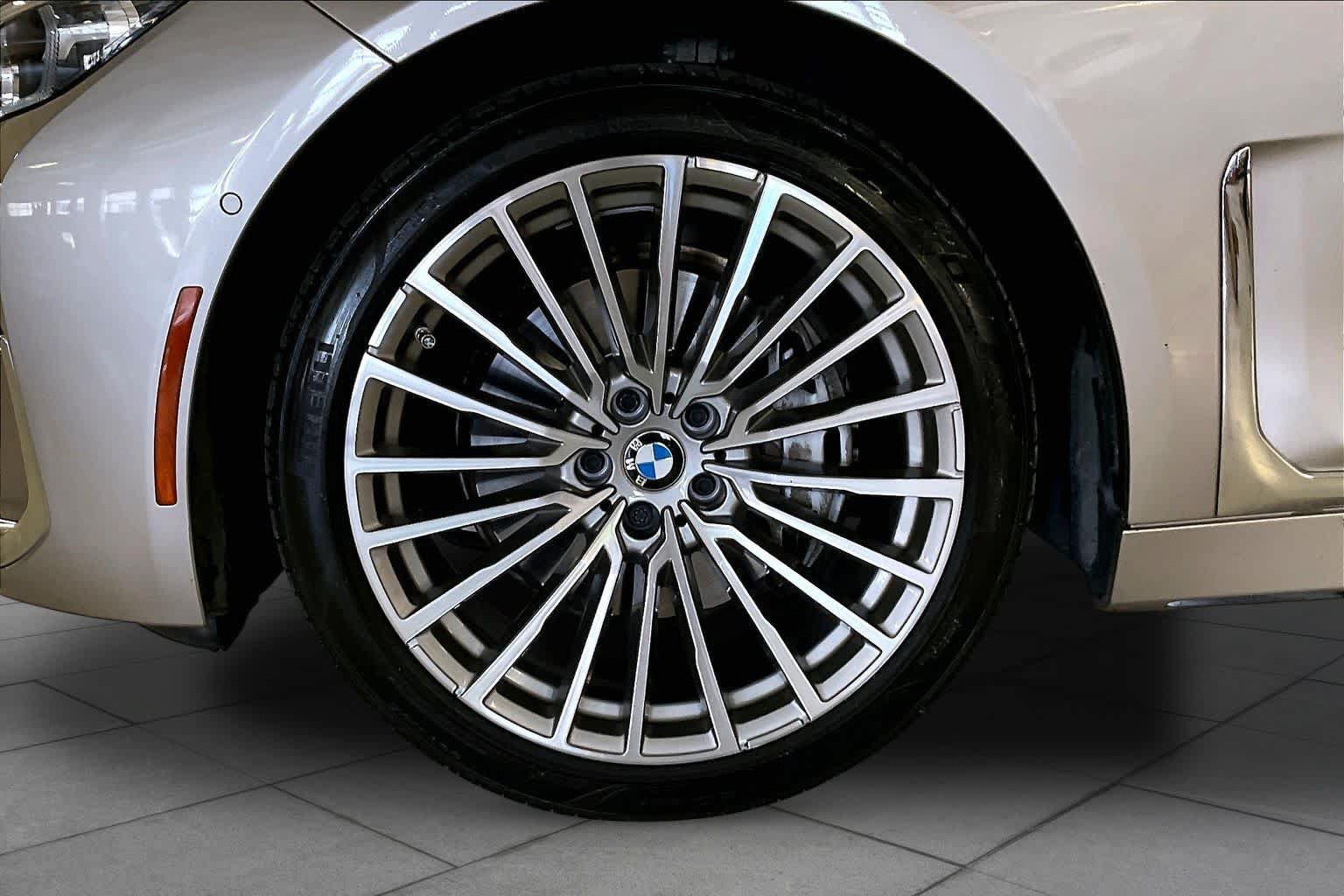 Used 2022 BMW 740i w/ Luxury Rear Seating Package RWD image 9