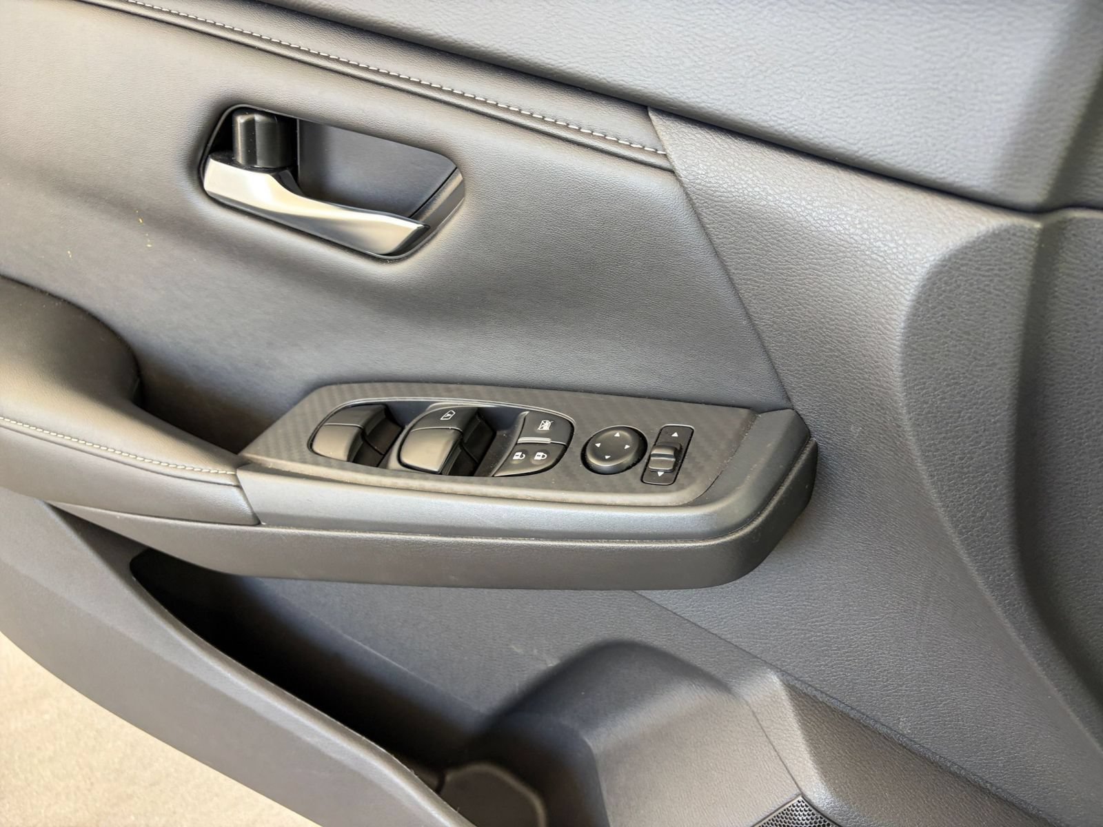 Used 2025 Nissan Sentra SV FWD image 18