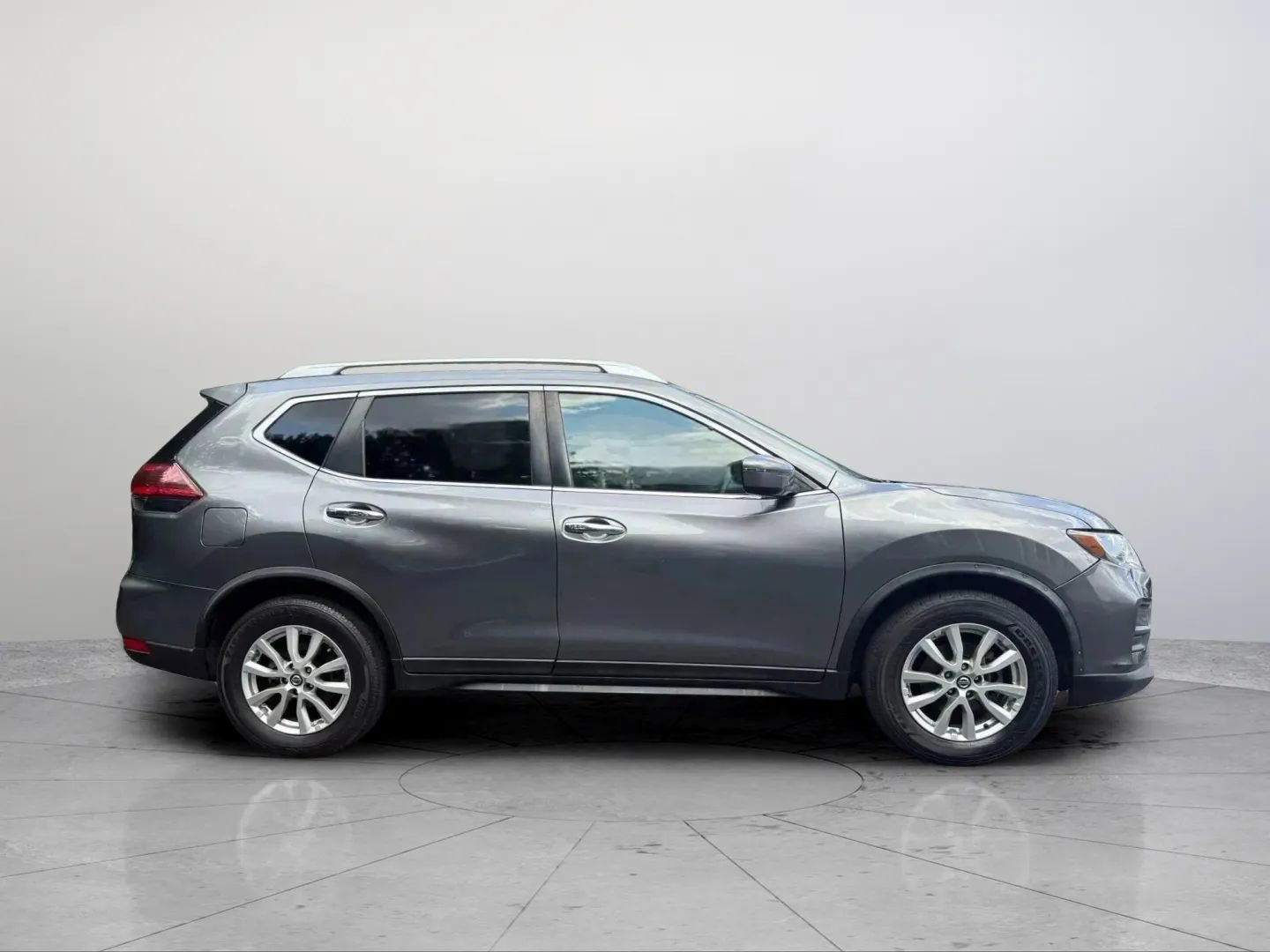 Used 2019 Nissan Rogue SV image 11