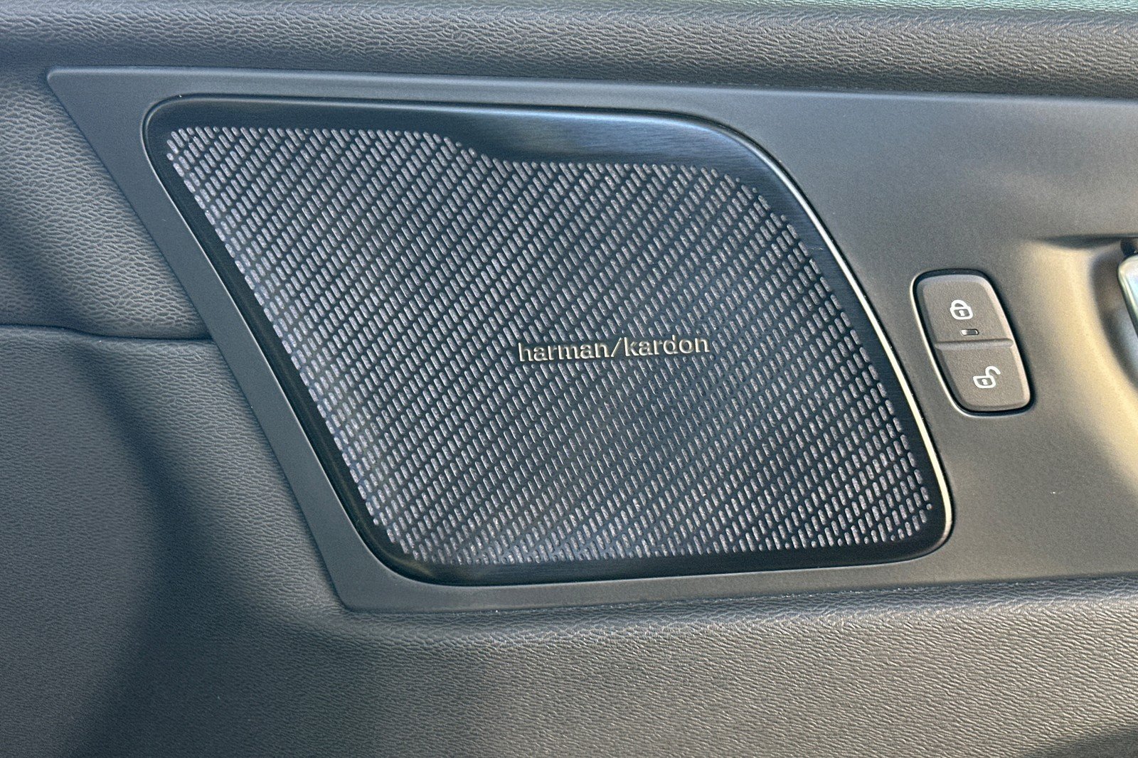 Certified 2023 Volvo XC60 T8 Plus AWD/4WD image 19