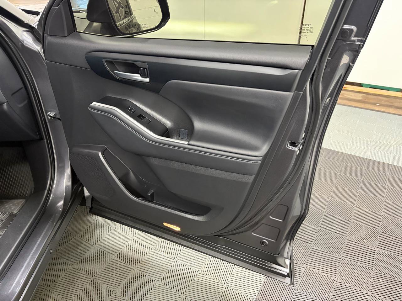 Used 2025 Toyota Highlander XLE image 12