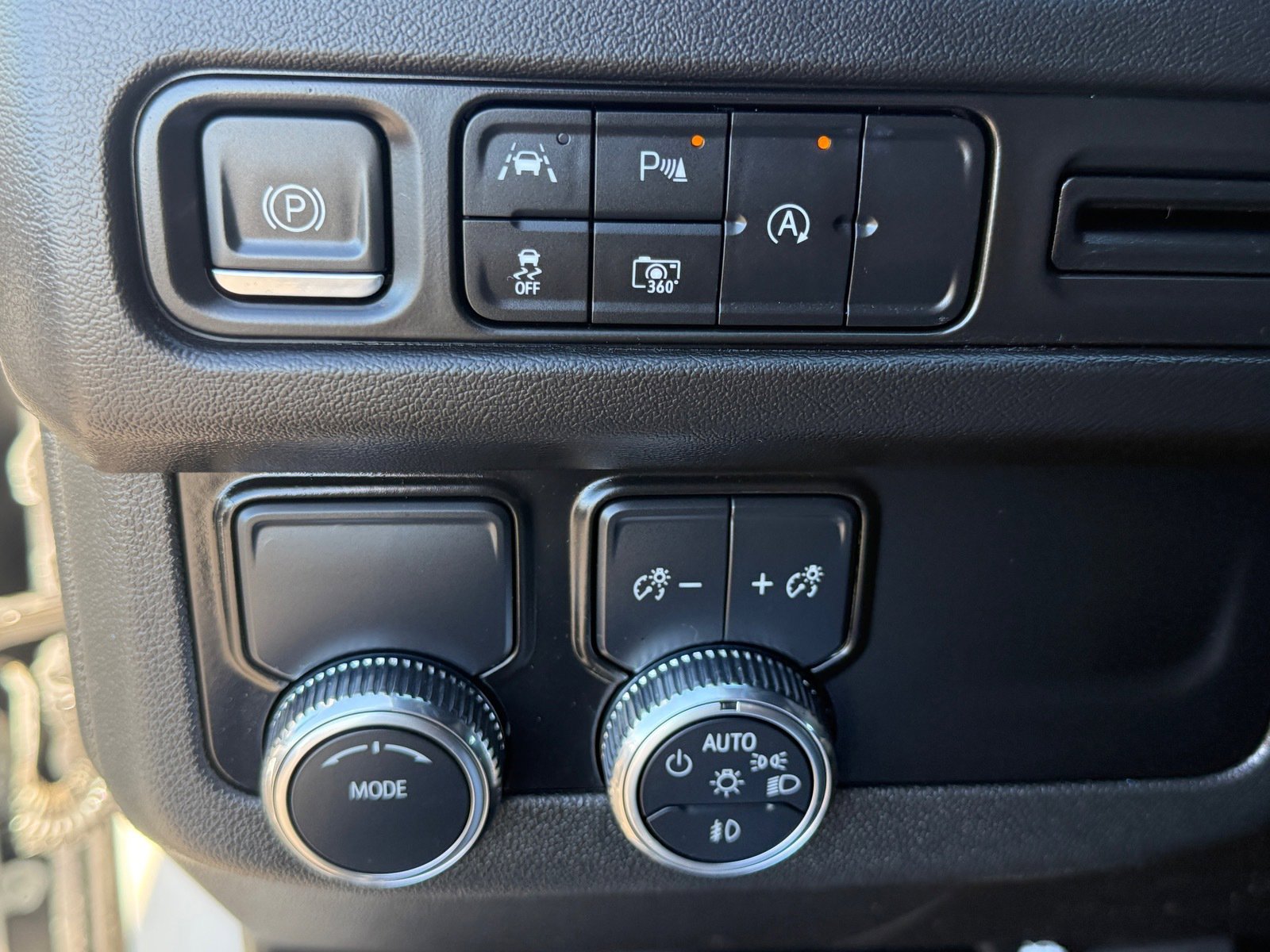 Used 2024 GMC Yukon XL SLT w/ SLT Luxury Package image 24